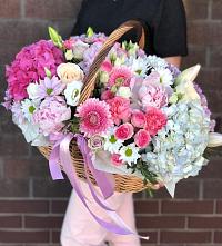 Композиция солнечный день в Рышково Цветочная композиция из Розы, Хризантемы, Пионы и Лизиантусы в корзине в Рышково