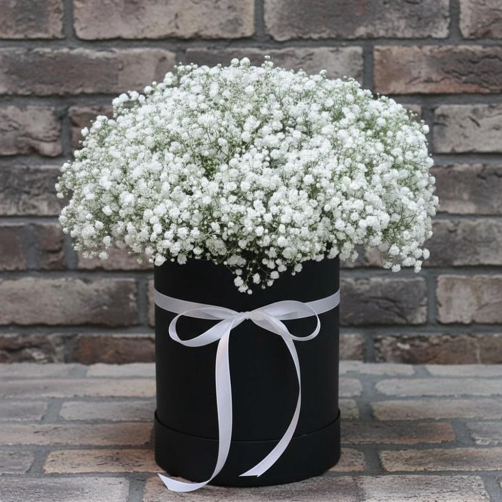 Цветочная композиция из Гипсофила в шляпной коробке в Рышково