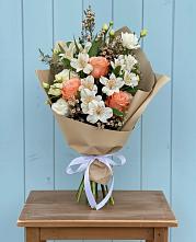 Букет цветов из:  Альстромерии, Лизиантусы, Розы и Хризантемы в Рышково
