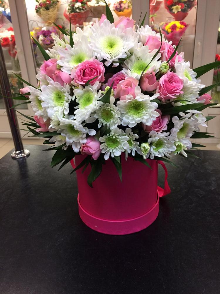 Цветочная композиция из Розы и Хризантемы в шляпной коробке в Рышково