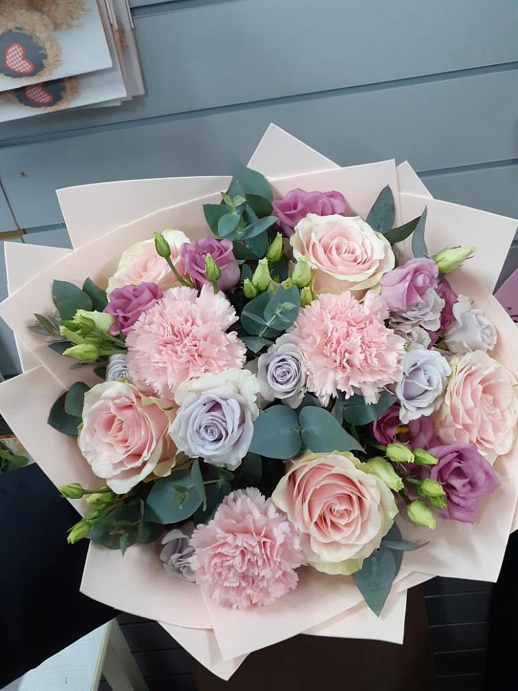 Букет цветов из: Розы, Гвоздики и Лизиантусы в Рышково